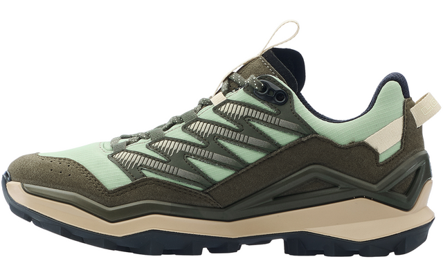 Seitenansicht eines olivgrünen Schuhs mit hellgrünem Oberteil, dunklen Verstärkungen, beige-grauer Sohle, Schnürsenkeln und Fersenlasche