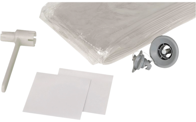 Ein transparentes Plastikblatt, zwei weiße quadratische Pads, eine weiße Kunststoffzange, eine kleine Rolle mit Schrauben und Dübeln