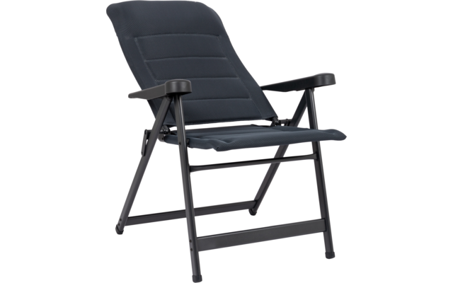 Chaise pliante avec assise en tissu gris foncé et dossier à coutures horizontales, accoudoirs noirs et structure métallique noire sur fond blanc