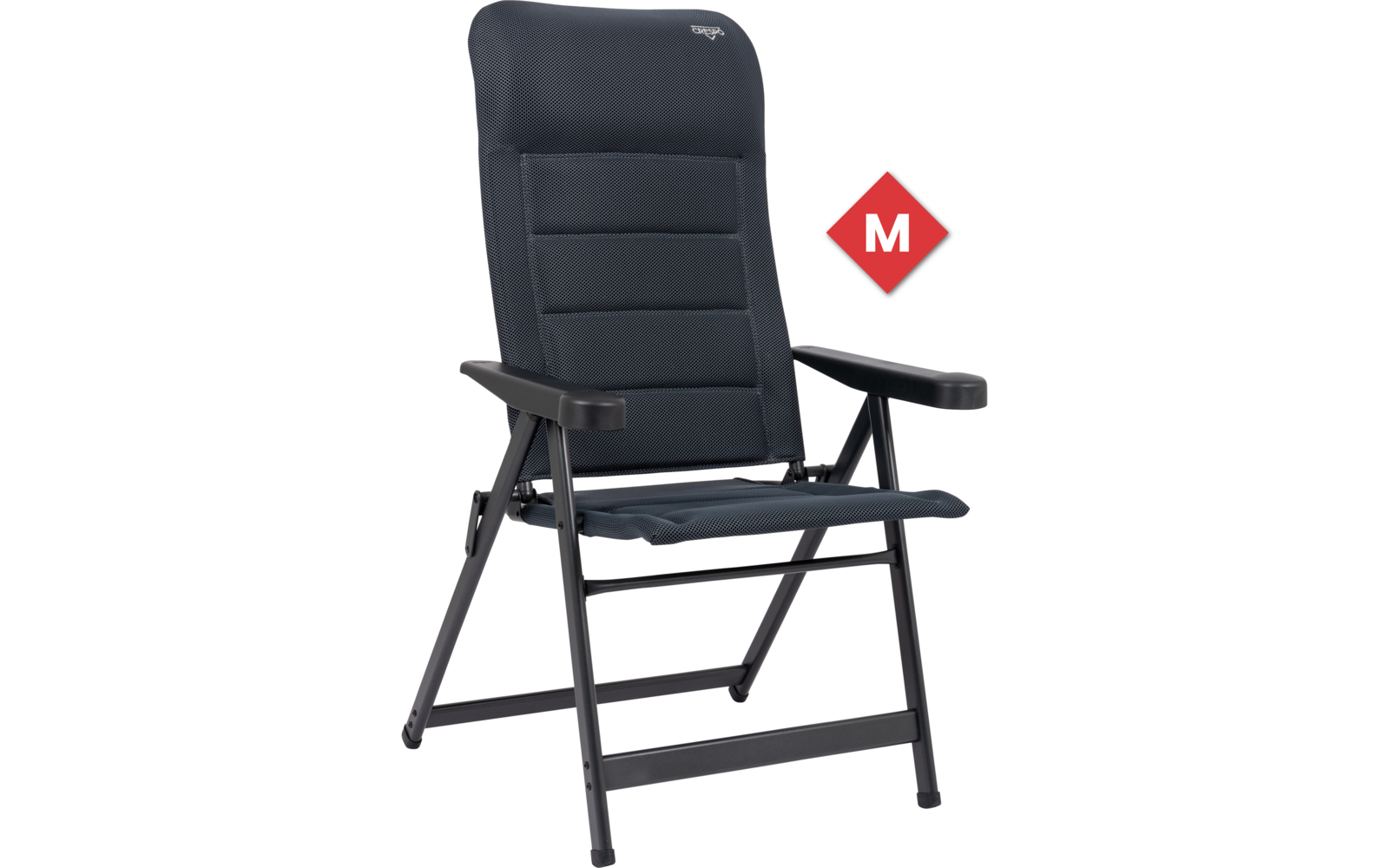 Chaise pliante avec dossier et assise rembourrés bleu foncé, accoudoirs noirs et structure métallique noire, symbole losange rouge avec 'M' blanc à droite