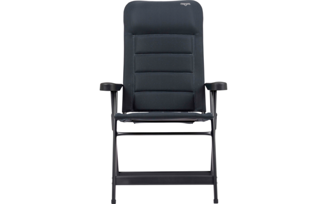 Fauteuil pliant rembourré bleu foncé avec accoudoirs et structure métallique noire sur fond blanc