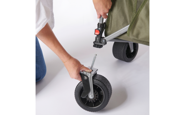 Person befestigt ein Vorderrad an einem Kinderwagen