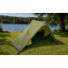 Groene tent op gras naast een meer, ingang open, bomen en lucht op de achtergrond