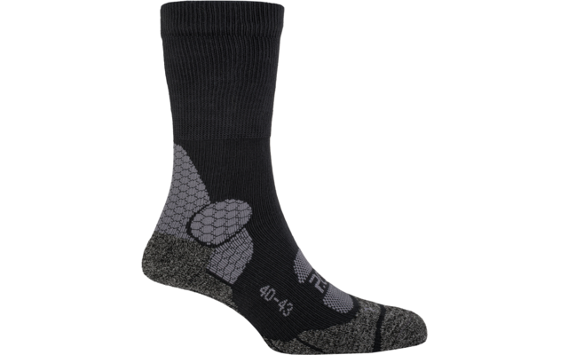 Une chaussette noire unique avec talon et bout gris, motif hexagonal gris sur le côté et indication de taille "40-43" sur le cou-de-pied, sur fond blanc