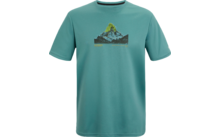 Türkisfarbenes T‑Shirt mit kurzen Ärmeln und Rundhals mit schwarzer Innenkante, bedruckt mit einem Berg mit gelb hervorgehobener Spitze und einer kleinen gelben Schriftzeile darunter