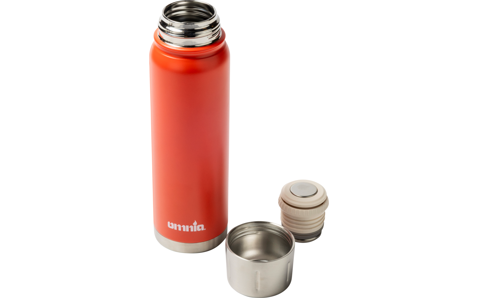 Rode thermosfles met losgeschroefde dop en metalen beker ernaast op witte achtergrond