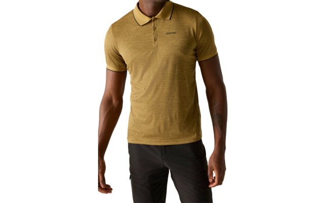 Oberkörper einer Person in gelbem Poloshirt mit kurzen Ärmeln, Knopfleiste und kleinem Brustlogo; schwarze Hose; Unterarme sichtbar, eines mit Tattoo