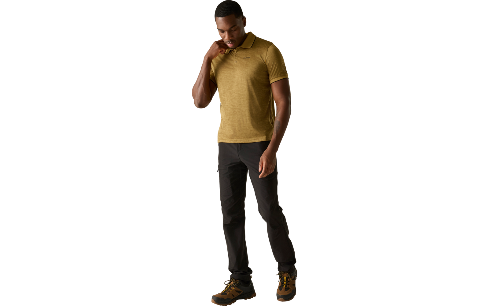 Person in olivgrünem Poloshirt, schwarzer Hose und braunen Wanderschuhen, Blick nach unten, rechte Hand am Kragen