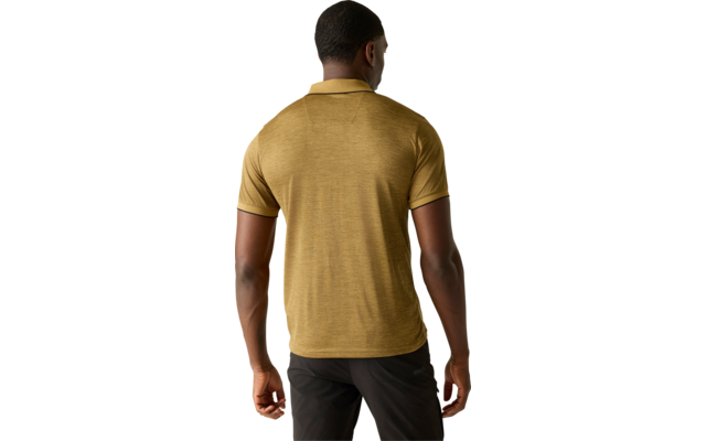 Person von hinten, trägt ein senfgelbes Polohemd und schwarze Shorts, steht mit locker hängenden Armen