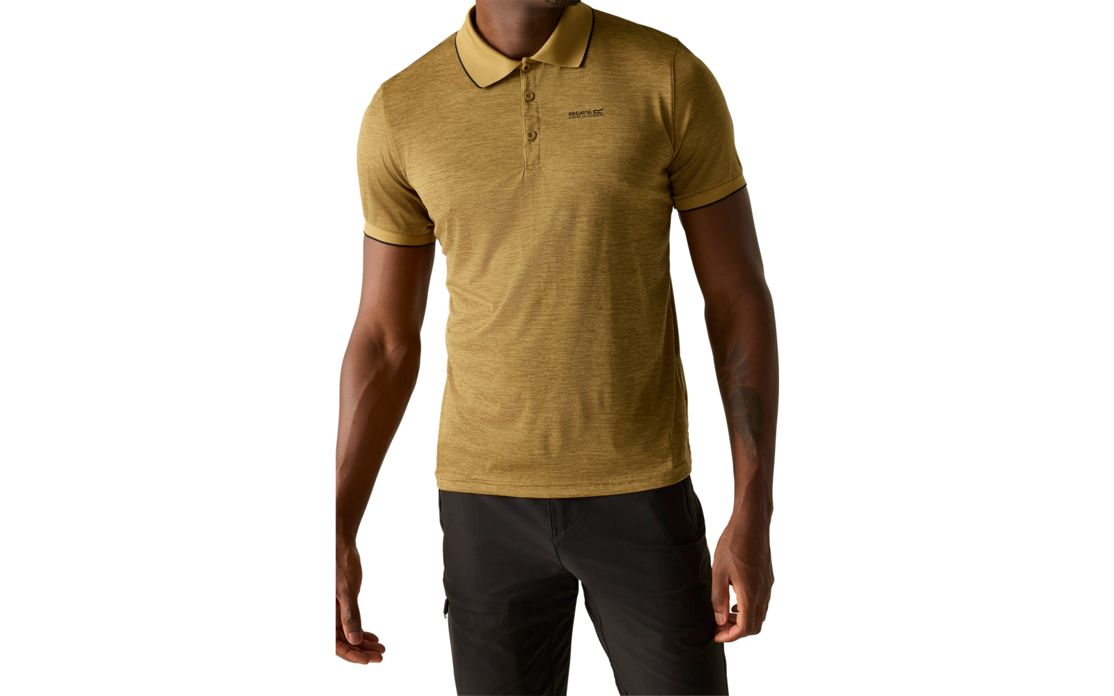 Oberkörper einer Person in gelbem Poloshirt mit kurzen Ärmeln, Knopfleiste und kleinem Brustlogo; schwarze Hose; Unterarme sichtbar, eines mit Tattoo