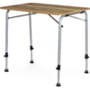 Table rectangulaire avec plateau aspect bois clair et quatre pieds métalliques argentés munis de colliers de réglage noirs