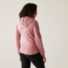 Frau mit rosa Kapuzenjacke, gesehen von hinten