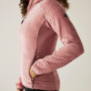 Person trägt eine rosa Jacke im Profil, sichtbar ist der Oberkörper von der Hüfte bis zum Hals