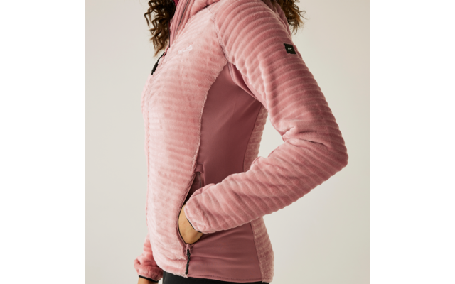 Person trägt eine rosa Jacke im Profil, sichtbar ist der Oberkörper von der Hüfte bis zum Hals