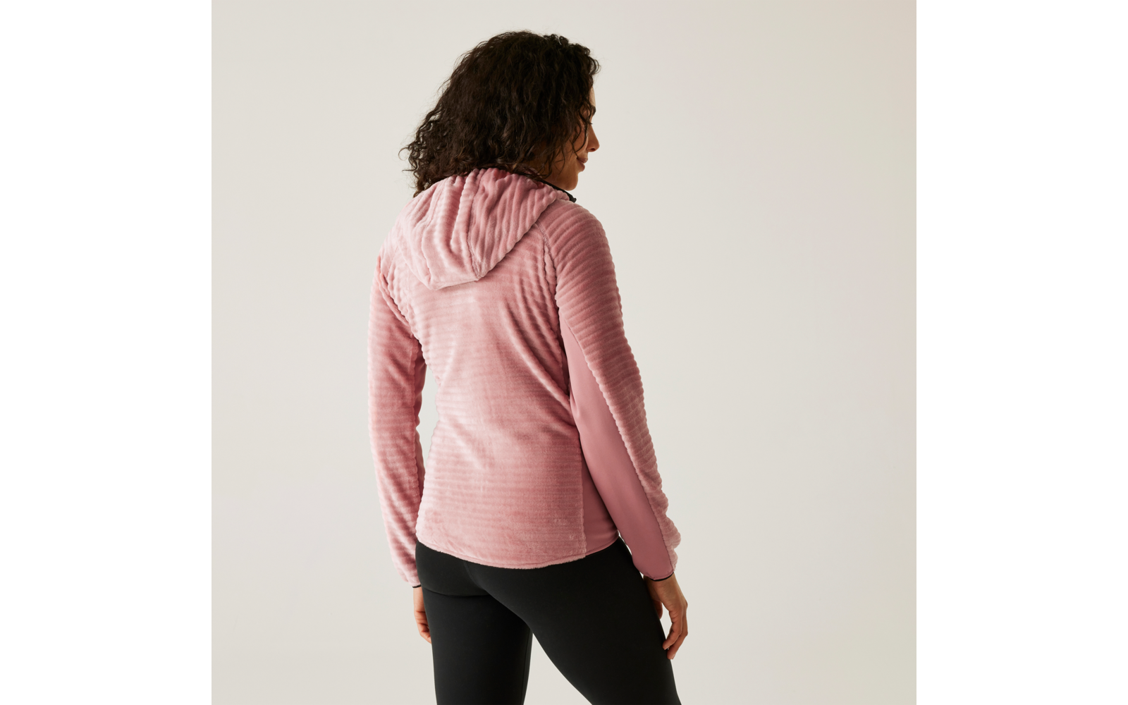 Frau mit rosa Kapuzenjacke, gesehen von hinten