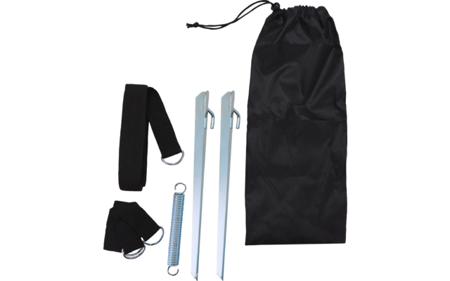 Schwarzer Stoffbeutel mit Kordel, zwei lange metallische Erdnägel mit gebogenen Haken, eine Metallzugfeder, ein breiter schwarzer Gurt mit D-Ring und ein kürzeres schwarzes Gurtstück mit zwei D-Ringen