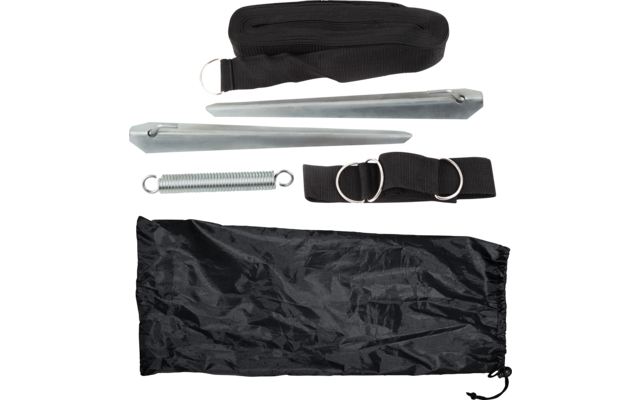 Zwei silberne Metallstangen, eine Metallfeder, zwei schwarze Stoffgurte mit Metallringen und eine schwarze Stofftasche mit Kordel