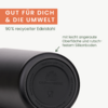 Nahaufnahme des Bodens eines schwarzen, zylindrischen Gefäßes mit geprägtem Logo 'GRÖNENBERG'; oben rechts orangenes Textfeld 'GUT FÜR DICH & DIE UMWELT' und Schriftzug '90% recycelter Edelstahl'; Pfeil mit Text 'mit leicht angeraute Oberfläche und r