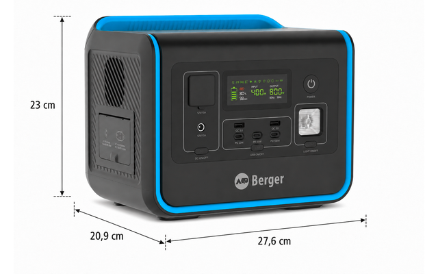 Rechteckiges schwarzes Gerät mit blauer Umrandung, Frontpanel mit LCD-Anzeige, Tasten, Steckdosen und Markenlogo 'AB Berger'; linke Lüftungsöffnung; Pfeile mit Maßen 23 cm × 20,9 cm × 27,6 cm