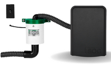 Elektronisch apparaat met zwarte behuizing, witte container en zwarte slangen, naast een zwarte wandbeugel