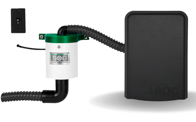 Dispositivo electrónico con carcasa negra, recipiente blanco y tubos negros, junto a un soporte de pared negro