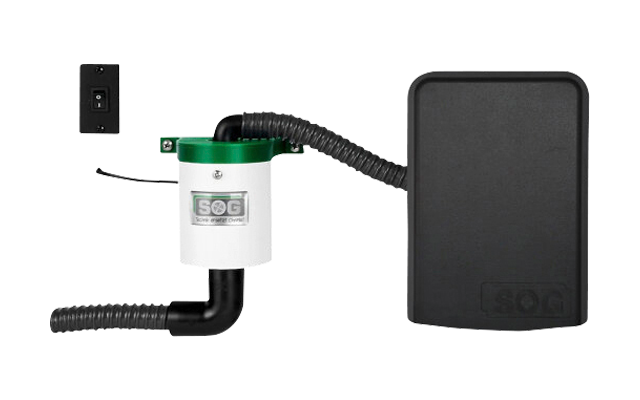 Elektronisches Gerät mit schwarzem Gehäuse, weißem Behälter und schwarzen Schläuchen, daneben eine schwarze Wandhalterung