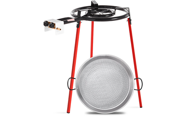 Dreibeiniger Ständer mit roten Beinen, oben ein schwarzer runder Metallring und zwei angebrachte Kunststoffteile mit Metallanschlüssen; vor dem Ständer lehnt eine große flache silberne Metallpfanne mit zwei seitlichen Griffen