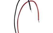 Schwarze quadratische Montageplatte mit rundem Einsatz, sichtbare USB-A- und USB-C-Buchsen und zwei abisolierte Kabel (rot, schwarz)