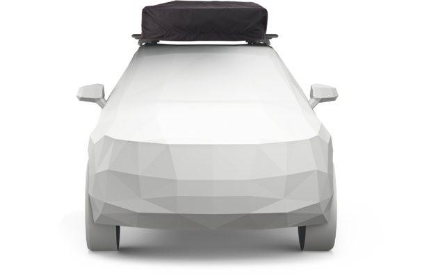 Frontansicht eines weißen, polygonalen Autos mit schwarzer Dachtasche auf einem Dachträger und sichtbaren Außenspiegeln