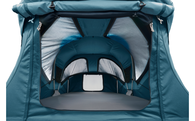 türkisblaues Stoffgehäuse mit geöffnetem Vorderteil, mehreren gebogenen Verstärkungsbügeln, hellgrauer Innenverkleidung, rechteckigem Fenster hinten und gepolsterter Bodenfläche