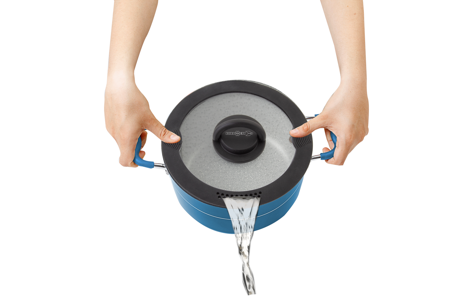 Wasser wird aus einem Topf mit Deckel in eine Spüle gegossen, zwei Hände halten den Topf