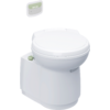 Witte campingtoilet met gesloten deksel en wandbediening op witte achtergrond