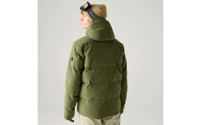 Person von hinten in olivgrüner, gesteppter Jacke mit Kapuze, trägt beige Strickmütze und hochgeschobene Skibrille; hellbeige Hose; heller Hintergrund