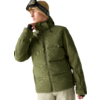 Person in grüner Winterjacke und hellbrauner Mütze mit Skibrille, blickt nach links, helle Hose, neutraler Hintergrund