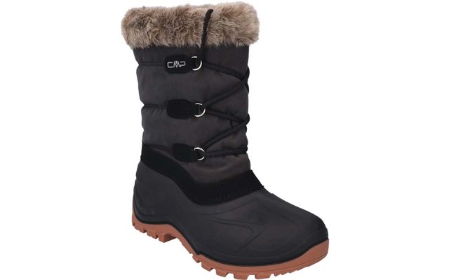 Ein einzelner dunkler Winterstiefel mit hellem Fellbesatz am Schaft, Schnürung durch drei Metallringe und brauner Profilsohle