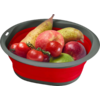 Récipient rouge à bord gris contenant deux poires jaune-vert, plusieurs pommes rouges, une pomme verte et des tomates rouges sur une grappe