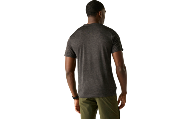 Person von hinten stehend, kurz geschnittenes Haar, graues T-Shirt, olivgrüne Hose, Armbanduhr am linken Handgelenk