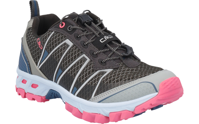 Ein einzelner Sportschuh, dunkles grauschwarzes Mesh-Obermaterial, weiße diagonale Overlays, blauer Fersenbereich mit Zuglasche, rosa Zehenkappe und Profil, weiße Zwischensohle, schwarz-weiße Schnürsenkel