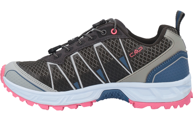 Una singola sneaker nera e grigia con accenti rosa e blu, stringhe e tomaia in mesh