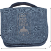 Trousse rectangulaire en tissu bleu avec poignée et rabat avant replié ; sur le rabat le texte 'CAMP WASH SLEEP REPEAT' et une icône de douche ; dimensions indiquées : 23 cm largeur, 17 cm hauteur, 9 cm profondeur
