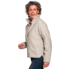 Person mit kurzen, lockigen graubraunen Haaren, helle Fleecejacke mit Reißverschluss und blaue Jeans, schaut nach rechts, weißer Hintergrund