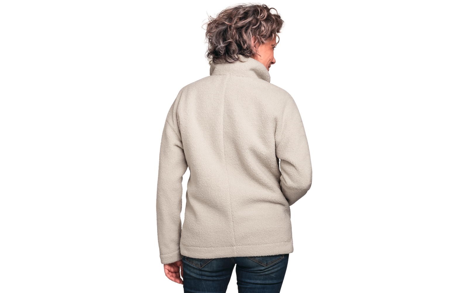 Rückansicht einer Person mit kurzem, lockigem grauen Haar, die eine beigefarbene Fleecejacke und blaue Jeans trägt vor weißem Hintergrund