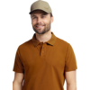 Man met beige pet en bruin-oranje polo, halflang portret, kijkt naar rechts, lichte glimlach