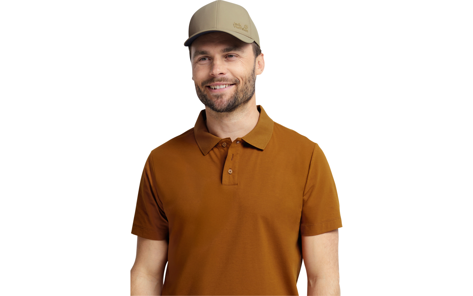 Man met beige pet en bruin-oranje polo, halflang portret, kijkt naar rechts, lichte glimlach