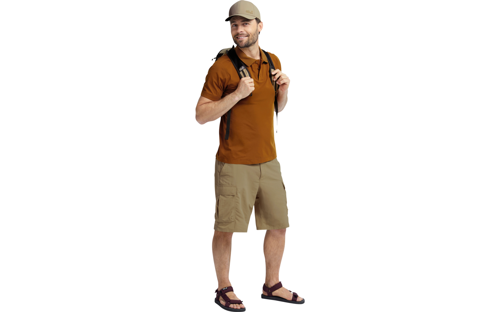 Staande man met pet, oranje polo, rugzak, beige shorts en sandalen, houdt rugzakriemen vast