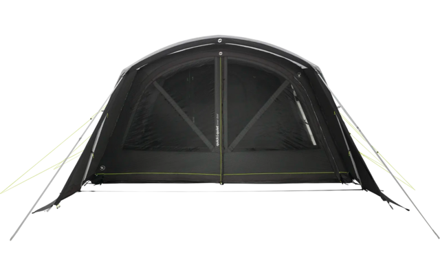 Ein geschlossenes schwarzes Zelt mit grünen Abspannleinen auf weißem Hintergrund