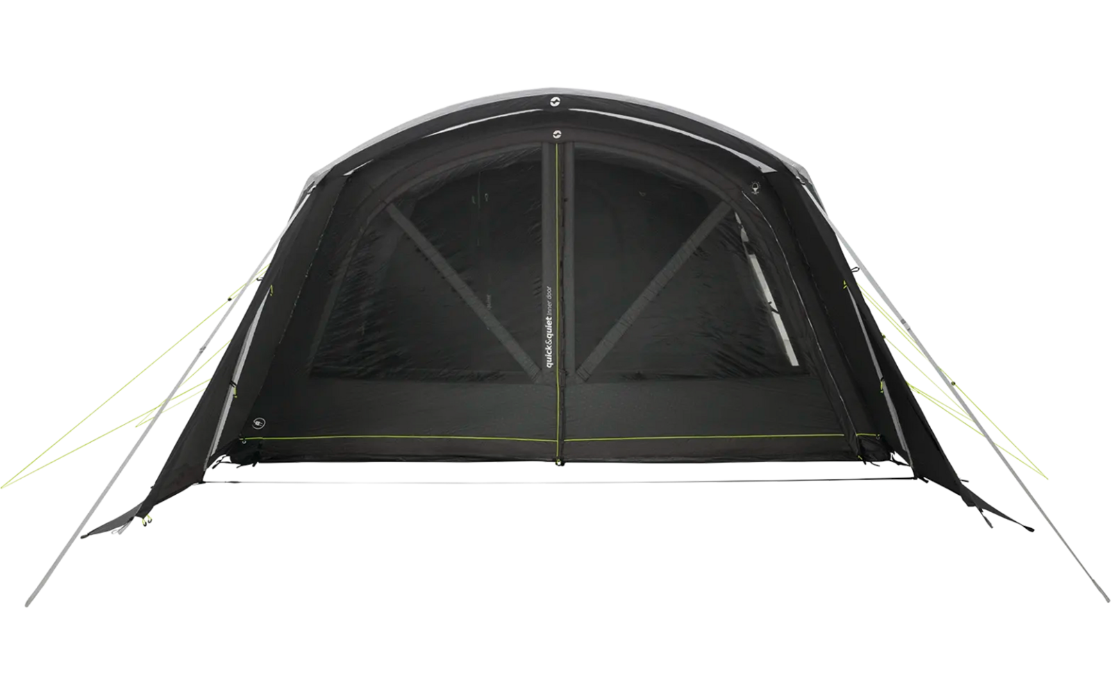 Ein geschlossenes schwarzes Zelt mit grünen Abspannleinen auf weißem Hintergrund