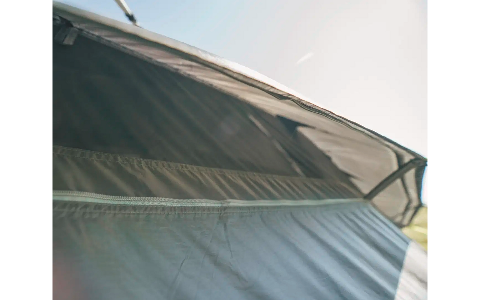 Geöffnetes graues Zelt bei Tageslicht