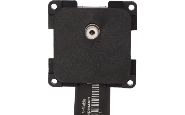 Schwarzes elektrisches Bauteil mit einer runden Metallbuchse in der Mitte