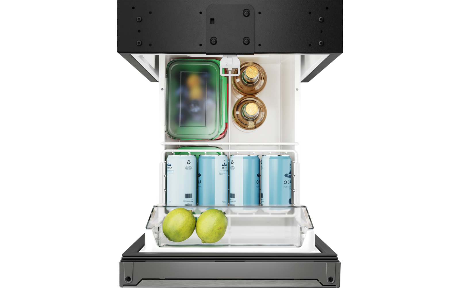 Open koelkast met een melkkan, twee groene appels, een blikje en verschillende drankflessen